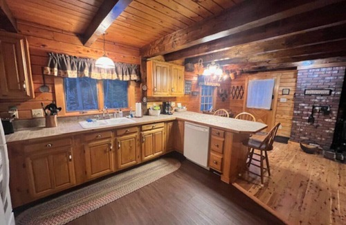 Beaver Cove Cabin | Little Moose Lodge *Lake Access*Snowmobile Access