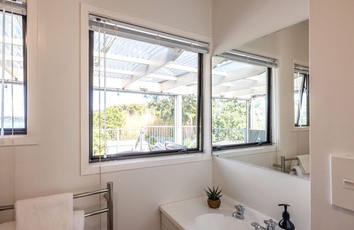 Oneroa House | Little O Bach at Little Oneroa, Waiheke Island