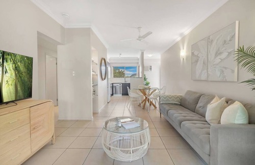 Manoora Apartment | Little Palm A Resort style Getaway