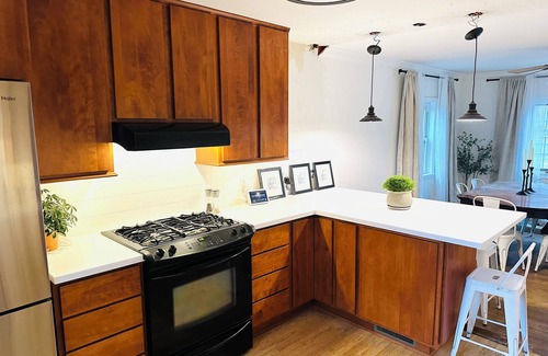 State College House | "Little Red House" eclectic 3BR, walk to downtown State College! Pet Friendly!