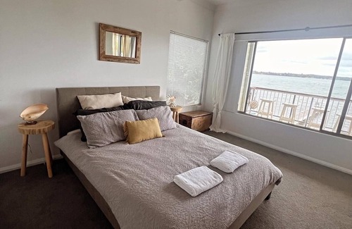 Mannering Park House | Little's Lakehouse Absolute Waterfront