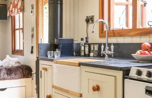 Umberleigh Cottage | LITTLE SILVER OWL, romantic, with hot tub in High Bickington