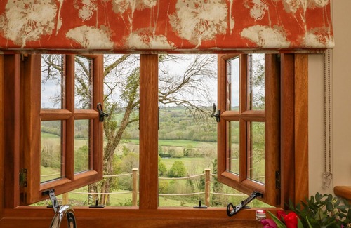 Umberleigh Cottage | LITTLE SILVER OWL, romantic, with hot tub in High Bickington
