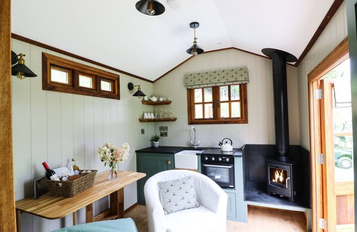 Umberleigh Cottage | LITTLE SILVER PHEASANT, romantic, with hot tub in High Bickington