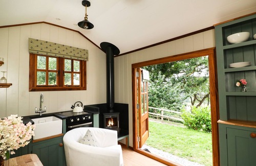 Umberleigh Cottage | LITTLE SILVER PHEASANT, romantic, with hot tub in High Bickington