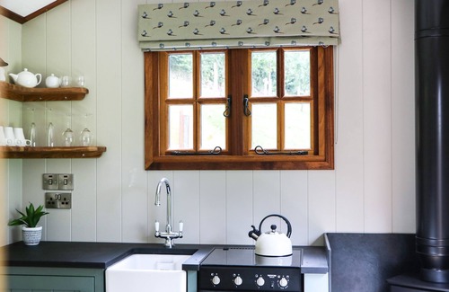 Umberleigh Cottage | LITTLE SILVER PHEASANT, romantic, with hot tub in High Bickington