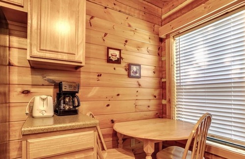 Sevierville Villa | Little Smoky Secret (Brand New Hot Tub, Appliances, King Size Handmade Mattress