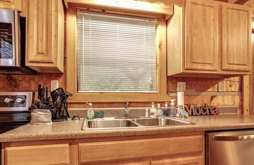 Sevierville Villa | Little Smoky Secret (Brand New Hot Tub, Appliances, King Size Handmade Mattress