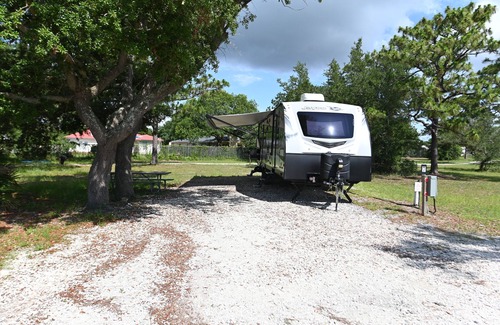 Navarre RV Rental | Little space in the woods.