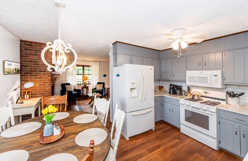 Eagleton Village House | Little Tennessee Mountain House | Near UT | 2 acre Farmhouse | Firepit | Townsend & National Park