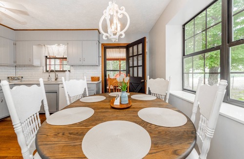 Eagleton Village House | Little Tennessee Mountain House | Near UT | 2 acre Farmhouse | Firepit | Townsend & National Park