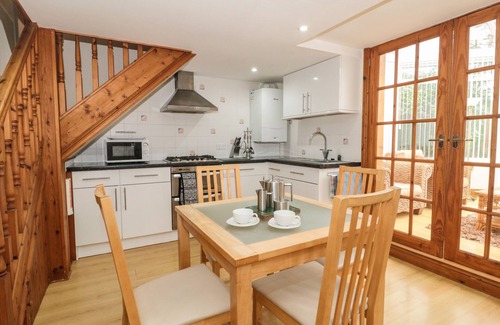 Burnham-on-Sea Cottage | LITTLE WALTON, family friendly, with a garden in Burnham-On-Sea