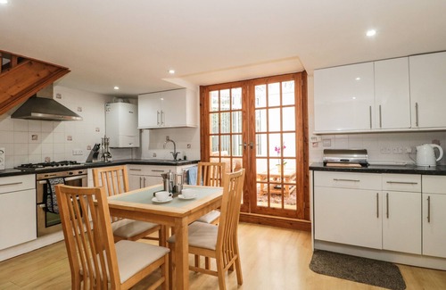 Burnham-on-Sea Cottage | LITTLE WALTON, family friendly, with a garden in Burnham-On-Sea