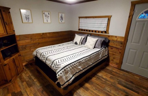 Sulphur Cabin | Little Woods- Cozy Log Cabin in the hills of Lake Arbuckle