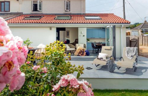 Seaton House | Littlefields - With hot tub, garden, private parking and short walk to beach