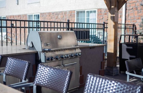 Ken Caryl House | Live life uninterrupted at our hotel in Littleton, Colorado
