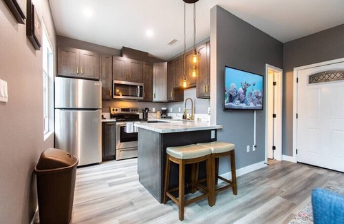 University Heights Apartment | Live Like a Local - Walk 2 Dining, Shops & Park