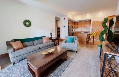 Grandville Apartment | Live Like Royalty! Grand Castle Apt Near Attractions