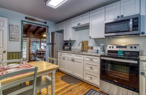Dandridge Ski Chalet | Live Luv Lake, Hot Tub, Private Boat Dock, WIFI,$685 FREE tickets each paid day