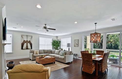 Epworth Acres Apartment | Live Oak!!! Great One level condo nestled under gorgeous live oak trees .