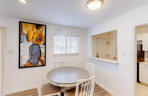 Old East Dallas Apartment | Live Oak II