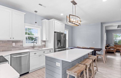 Oak Island Villa | Live Oak Villa~ OKI Family Focused Beach Retreat ~King Primary w/Ensuite
