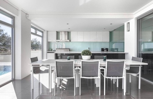 North Coogee House | Live on the Beach In Fremantle - Peaceful Seaside Pool with a View
