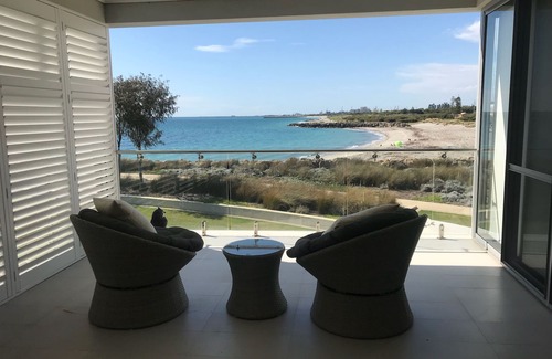 North Coogee House | Live on the Beach In Fremantle - Peaceful Seaside Pool with a View