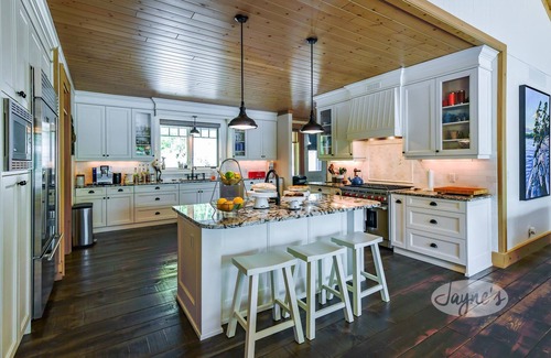 Bala Cottage | Live the Good Life on Lake Muskoka! 6 bdrm 5 bath Cottage +Boathouse! Sleeps 17!