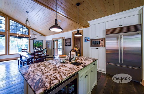Bala Cottage | Live the Good Life on Lake Muskoka! 6 bdrm 5 bath Cottage +Boathouse! Sleeps 17!