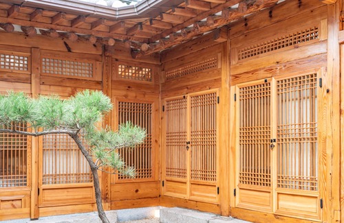 Gahoe-dong House | Live the hanok way — tradition reimagined with modern comfort in Bukchon.