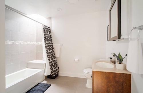 Avondale Apartment | Lively 3BR Apt in Chicago