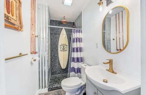 Fort Walton Beach Apartment | Livin Right Surf Loft: pickleball, basketball, close to the fun