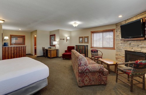 Galena Hotel | Living Room, Dry Bar, Fireplace, Theme Suite, Stoney Creek Galena