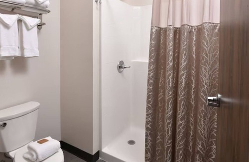 Broken Arrow Hotel | Living Room w/Massage Chair, Expanded King Executive, Stoney Creek