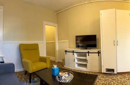 Downtown San Francisco Apartment | Living Room With 2 Bed Rooms Suite, Centrally Located Motel in SOMA,Free Parking