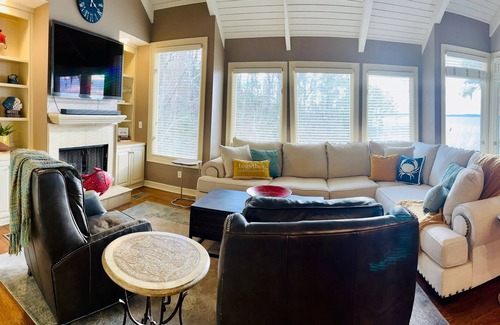 Negreet Villa | Living the Life on Toledo Bend Sleeps 8 Pool, Fishing, Golf.
