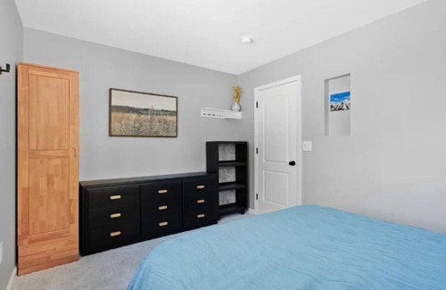 Livonia Apartment | Livonia Sleek Modern 2BR Oasis