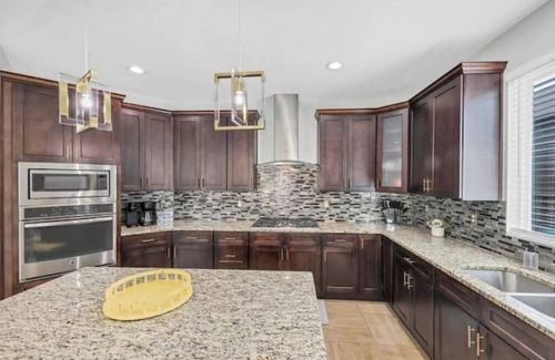 Cliftondale House | Liz's Houzz- Spacious Luxe Escape- Mins to Area Attractions-15 Min to Airport