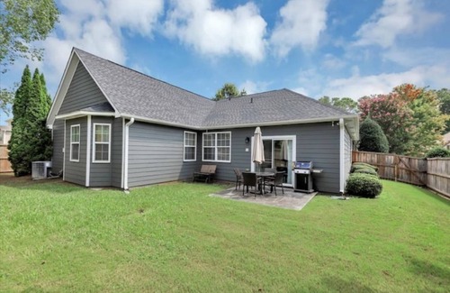 Cliftondale House | Liz's Houzz- Spacious Luxe Escape- Mins to Area Attractions-15 Min to Airport