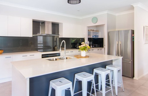 Elizabeth Beach House | Lizzie Bliss Beach Luxury - Entertainer's Delight - Pet Friendly - Full Linen