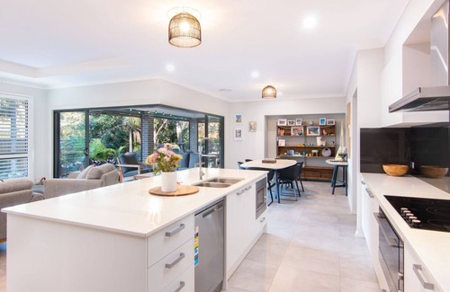 Elizabeth Beach House | Lizzie Bliss Beach Luxury - Entertainer's Delight - Pet Friendly - Full Linen