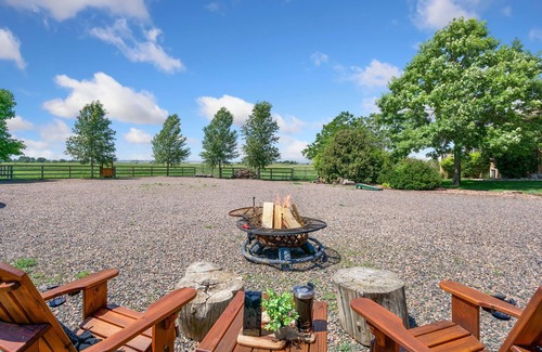 Loveland Apartment | Llama-stay at Spooky Tooth Ranch – Mtn Views!