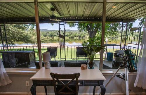 Kingsland House | Llano River Retreat w Game Room & Kayaks