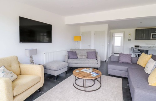 Fairbourne House | LLARIOS, country holiday cottage, with a garden in Fairbourne