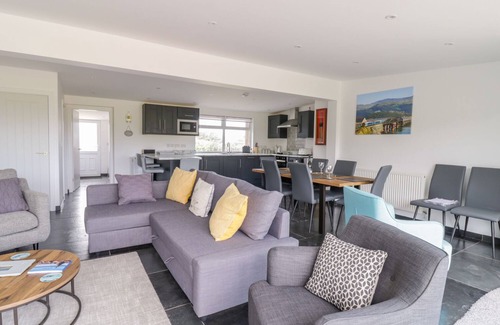 Fairbourne House | LLARIOS, country holiday cottage, with a garden in Fairbourne