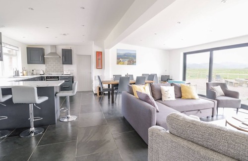Fairbourne House | LLARIOS, country holiday cottage, with a garden in Fairbourne