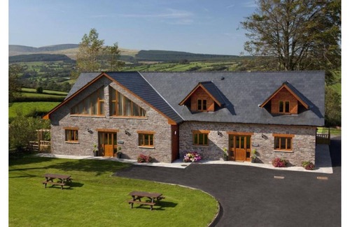 Brecon House | Llety Llyn y Fan - Five Bedroom House, Sleeps 10