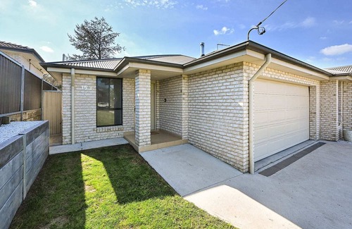 South Bathurst House | Lloyds House - Near Mt Panorama