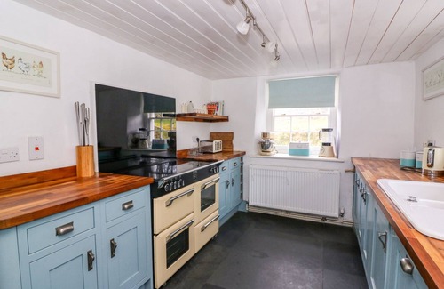Llandysul Cottage | LLWYNCADFOR FARM, pet friendly, with open fire in Newcastle Emlyn